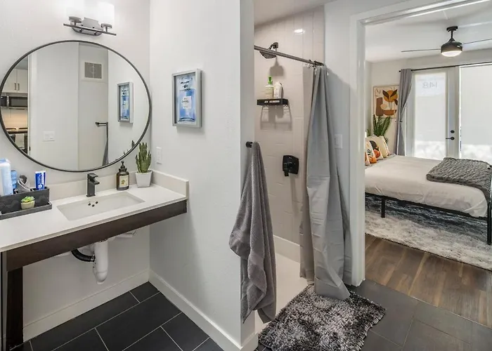 Escape To The Twilight 1br Townlake
